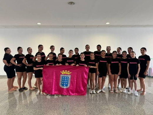 Las alumnas de Danzarte posan con la bandera de Medina del Campo // Foto: Danzarte
